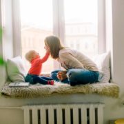 Mutter und Kind klein
