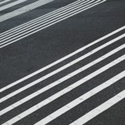 streifen auf asphalt
